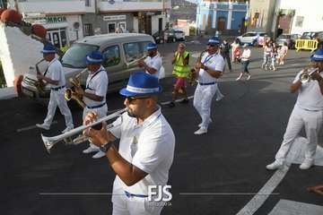 Lomo Magullo abraza la vida con la escultura homenaje a la Traída del Agua/Francisco Javier Santana y TA.
